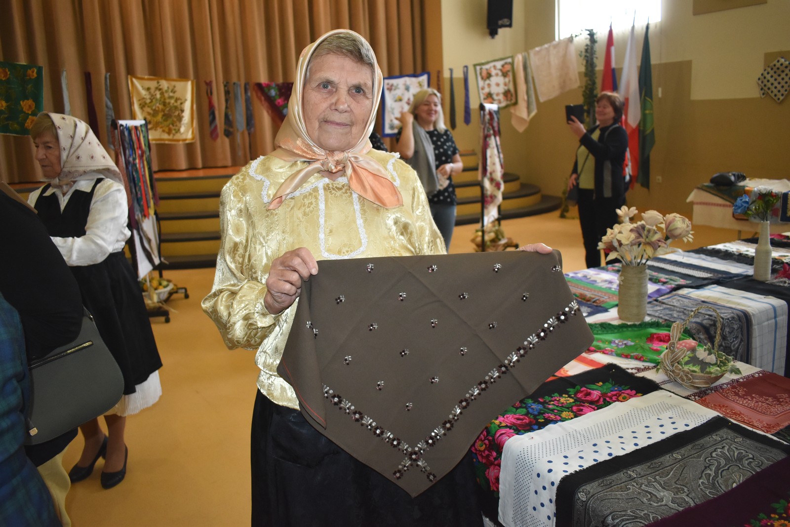 Izložba marama i kravata u Domašincu