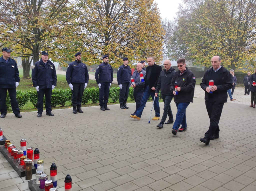 Polaganje vijenaca i paljenje svijeća uz blagdan Svih svetih