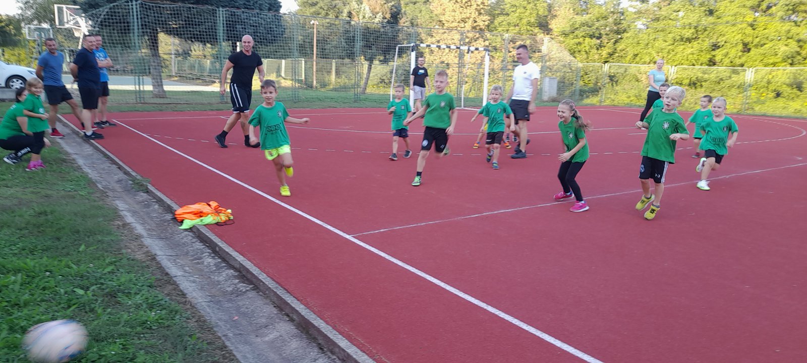 MURSKO SREDIŠĆE Treći dan Europskog dana sporta održane nogometne i košarkaška utakmica između djece i roditelja