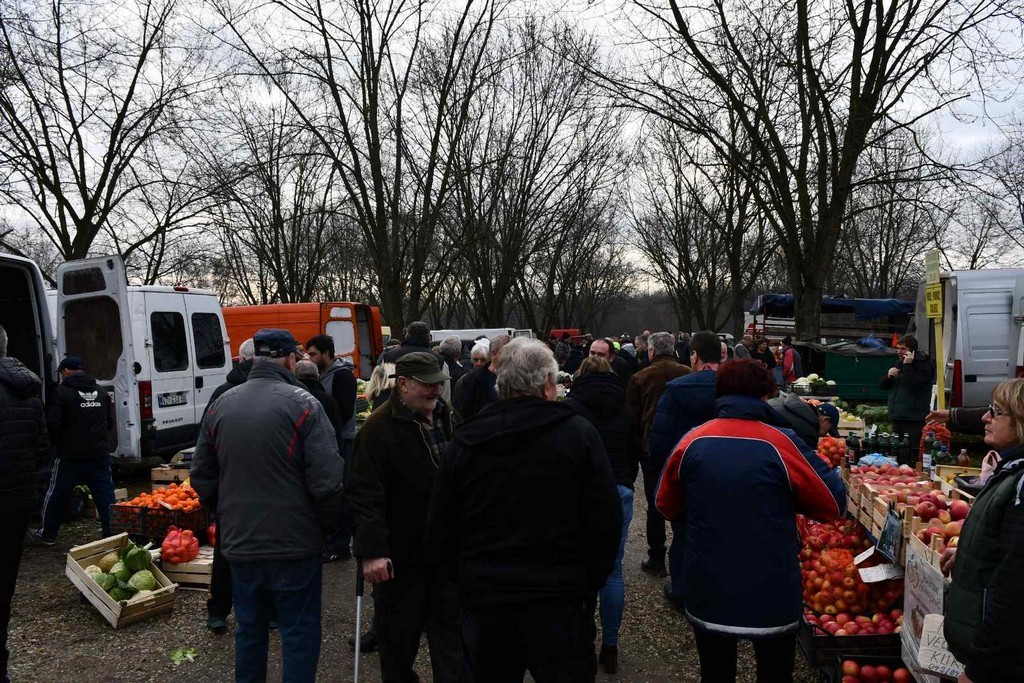 SAJAM SRIJEDOM FOTO Prvi čakovečki sajam otkad smo uveli euro. Cijene su istaknute u eurima i kunama.  MH  ‘Cifre su male pak se čini kak da je fal!’ – rekli su kupci  Prva je sajamska srijeda otkad smo ušli u eurozonu. Nakon gotovo 30 godina opraštamo se