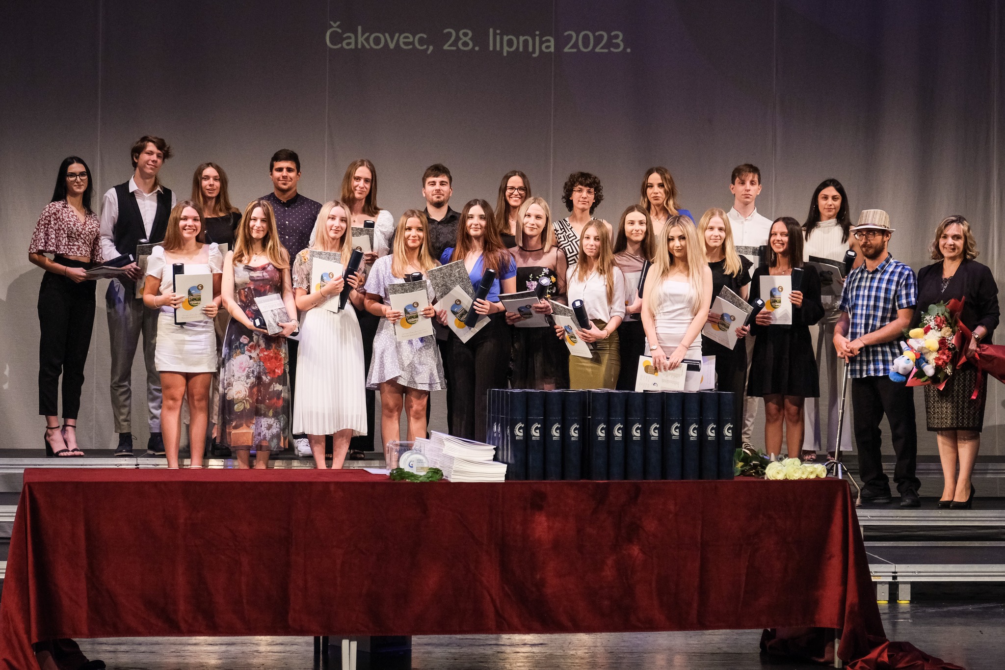 GIMNAZIJA JOSIPA SLAVENSKOG Predivni trenuci s podjele svjedodžbi