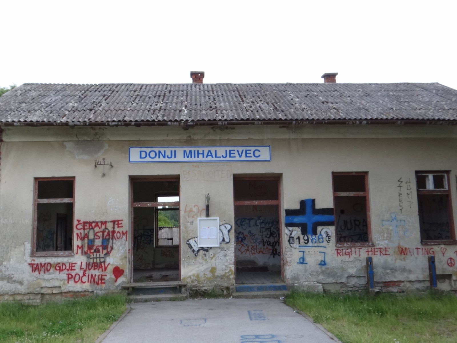 FOTO Željeznička postaja koja to nije: Vandalizam nad zapuštenom željezničkom postajom Donji Mihaljevec FOTO Željeznička postaja koja to nije: Vandalizam nad zapuštenom željezničkom postajom Donji Mihaljevec