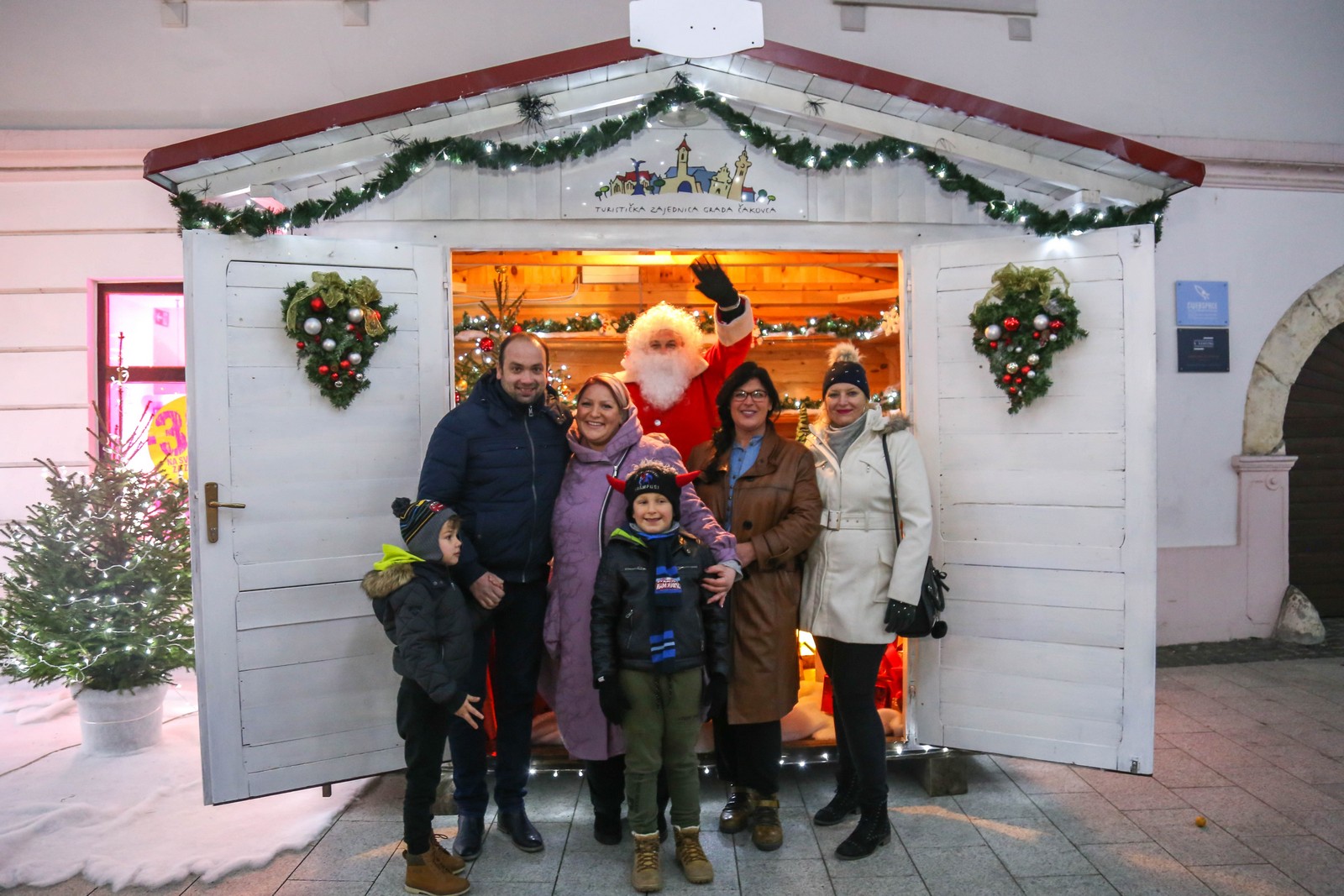 Upaljena prva adventska svijeća u Čakovcu: Predivna rasvjeta zasjala gradom