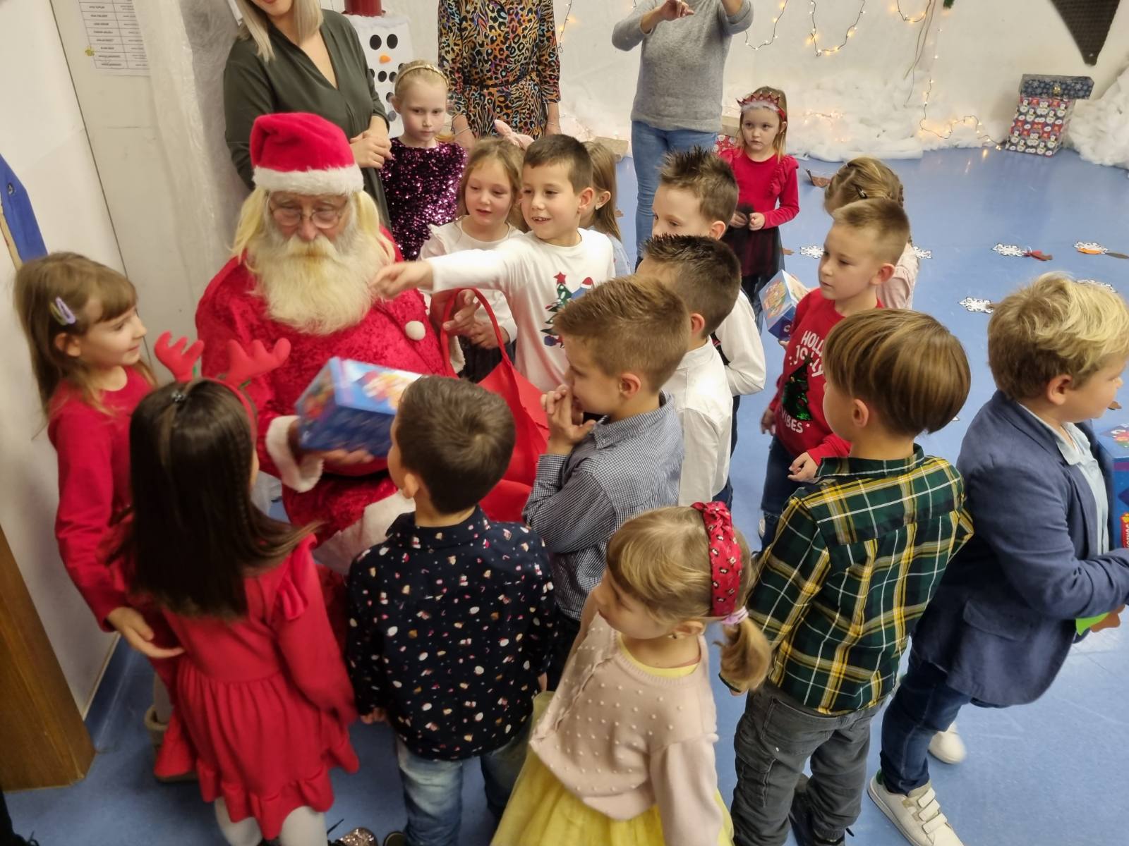 FOTO DV ‘Pahuljica’ – Sretan Božić žele vam mališani i njihove odgojiteljice