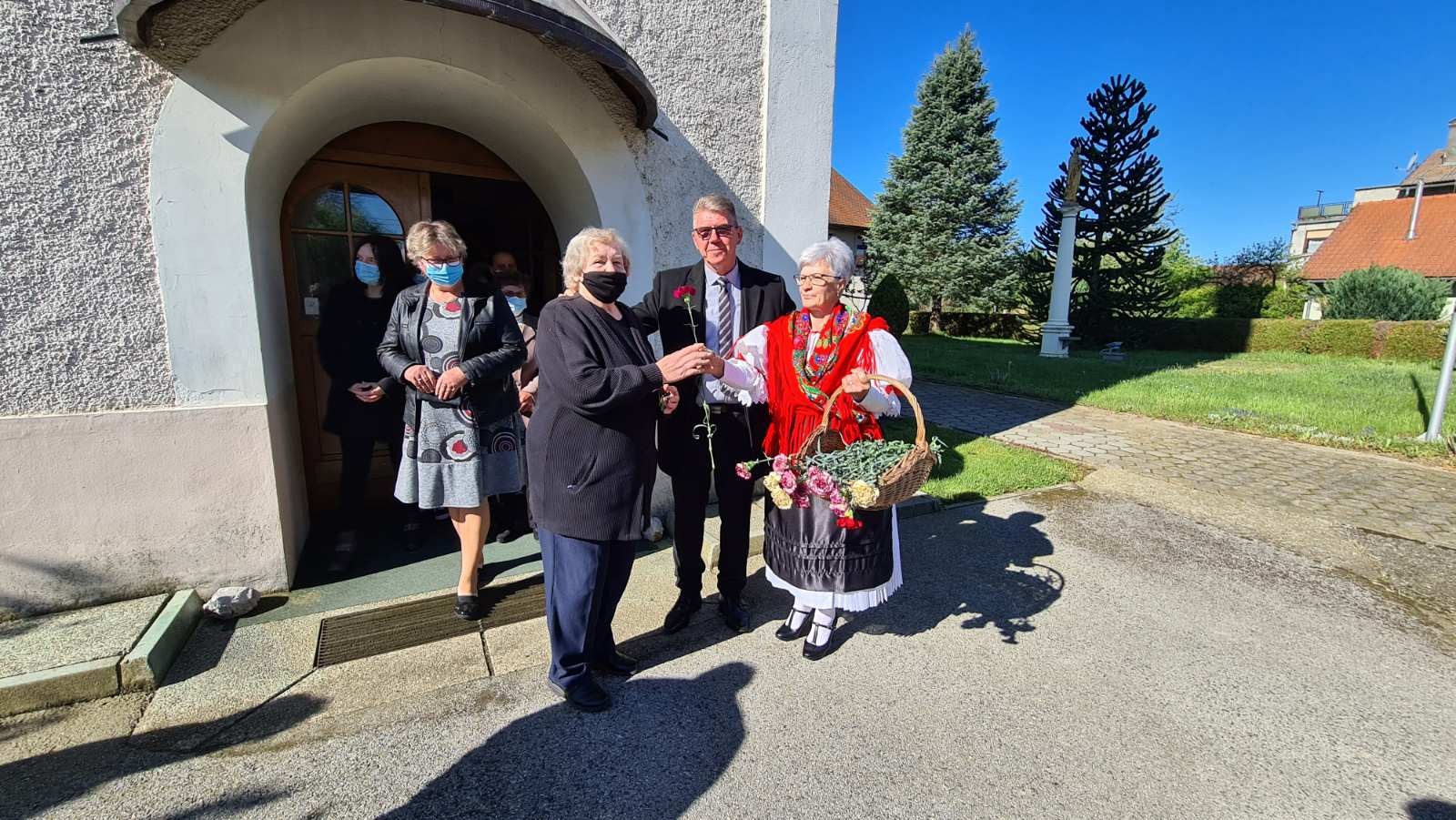 NA MAJČIN DAN Nakon svete mise, Grad Mursko Središće prigodno je darovao majke karanfilima