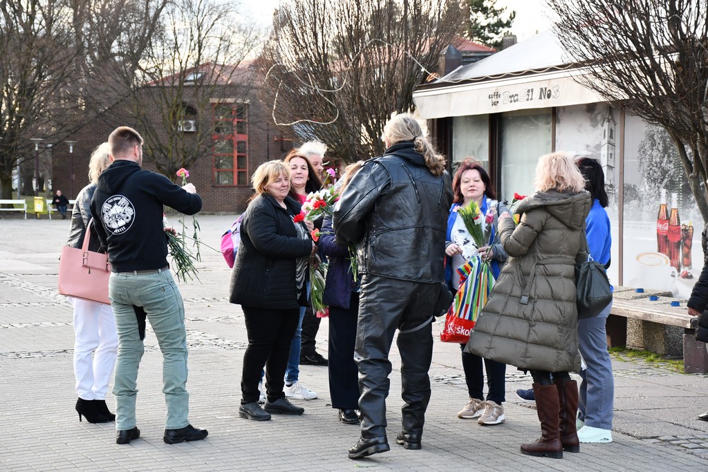 Free riders Pikač u centru Čakovca podjelom karanfila obradovali brojne žene