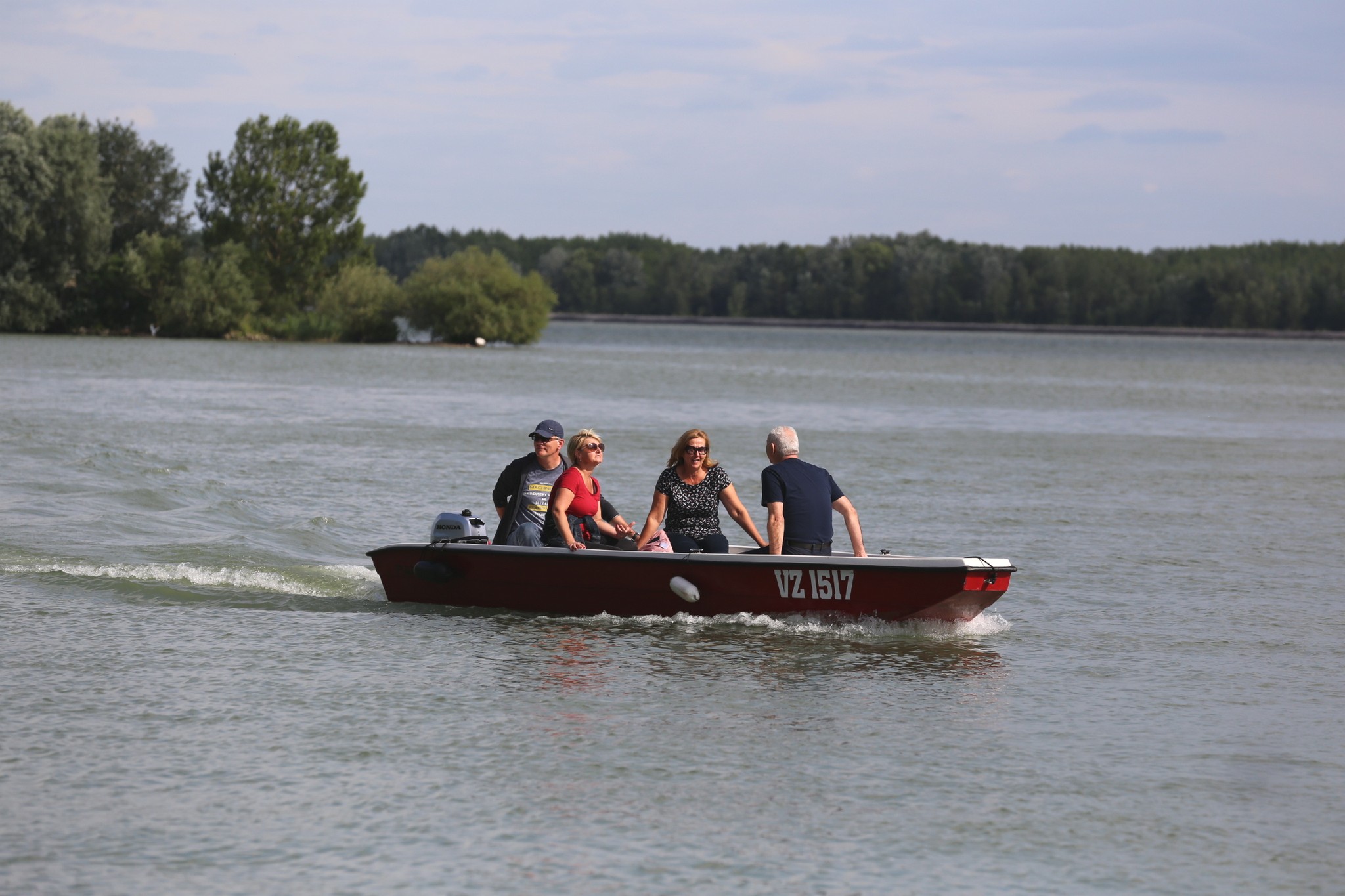 Vjetrovit, ali topao dan mnogi su iskoristili za šetnju preloškom Marinom