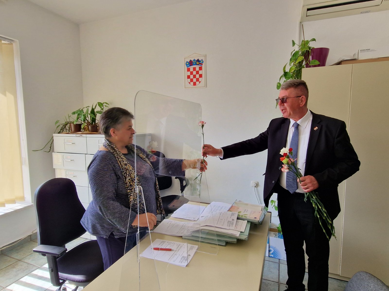 Gradonačelnik Dražen Srpak darivao žene na njihovim radnim mjestima