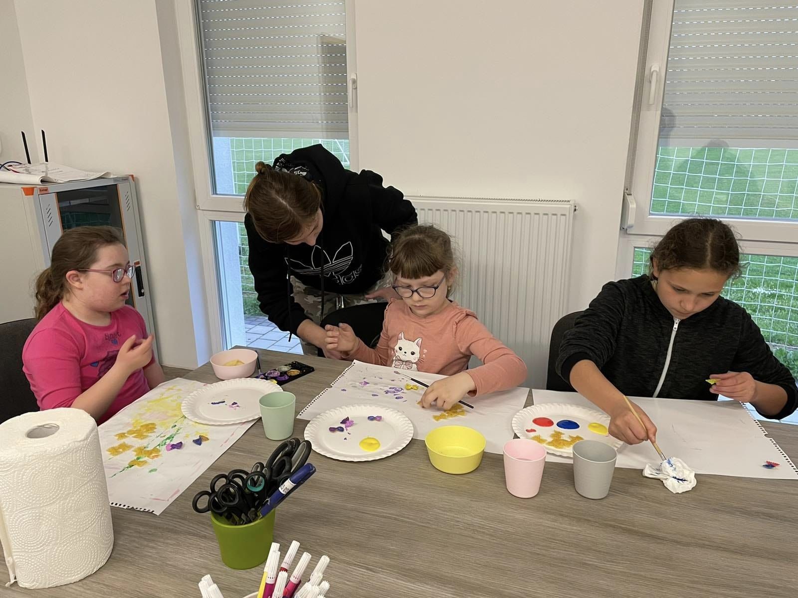 UDRUGA ZA SINDROM DOWN Djeca su na kreativnoj radionici crtala uz pomoć tjestenine