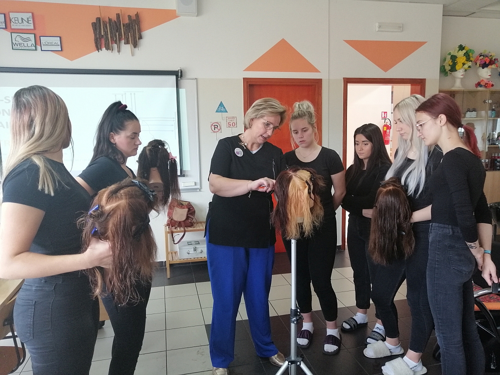 GOSPODARSKA ŠKOLA Strukovna nastavnica iz Belgije poučavala učenice frizerke