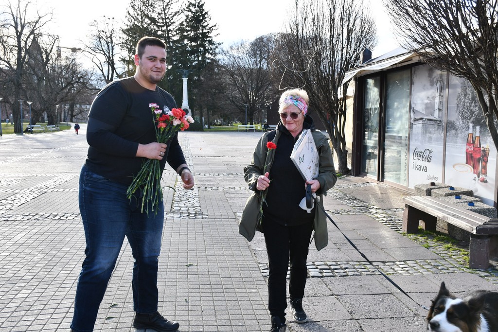 Free riders Pikač u centru Čakovca podjelom karanfila obradovali brojne žene