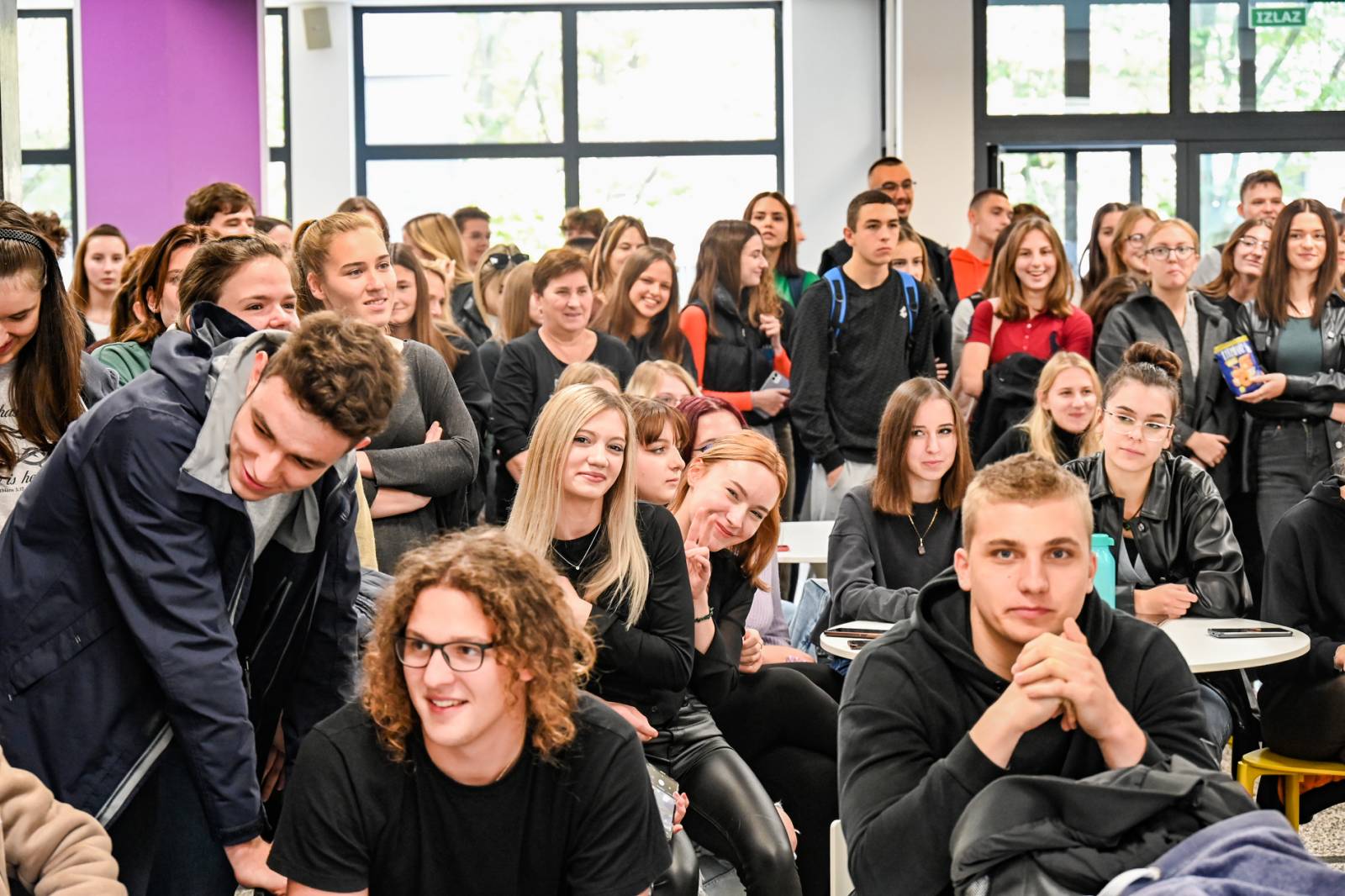 Raspjevani petak u čakovečkoj Gimnaziji – održan školski karaoke show!