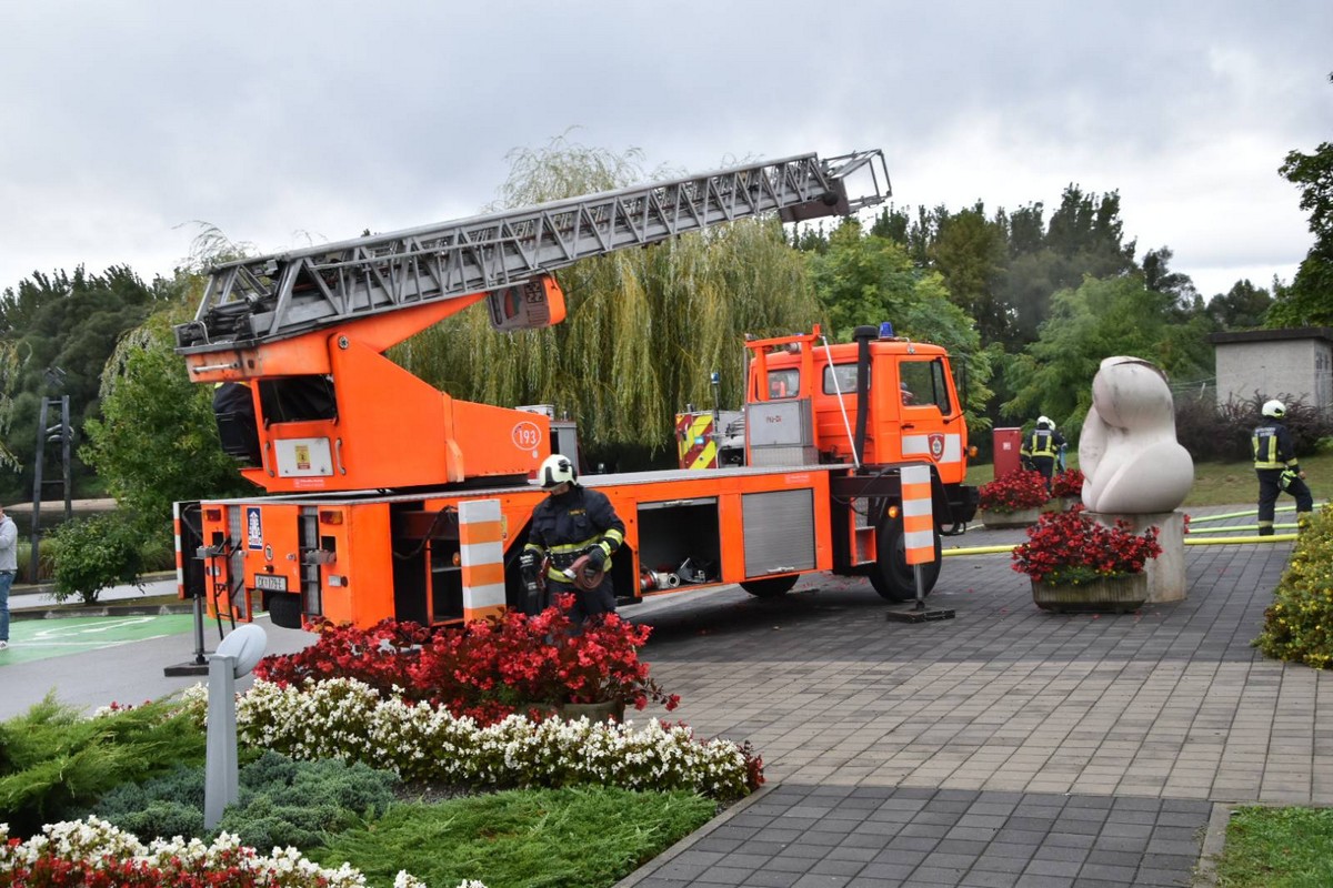 MURSKO SREDIŠĆE Održana uzbudljiva vježba u kojoj su vatrogasci uspješno ugasili požar i spasili unesrećene MURSKO SREDIŠĆE Održana uzbudljiva vježba u kojoj su vatrogasci uspješno ugasili požar i spasili unesrećene