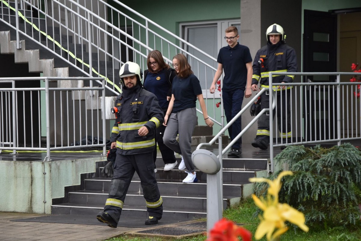 MURSKO SREDIŠĆE Održana uzbudljiva vježba u kojoj su vatrogasci uspješno ugasili požar i spasili unesrećene MURSKO SREDIŠĆE Održana uzbudljiva vježba u kojoj su vatrogasci uspješno ugasili požar i spasili unesrećene
