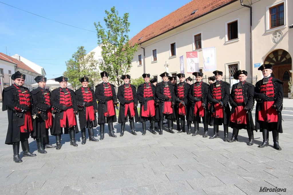 1978363102057493523500035295670