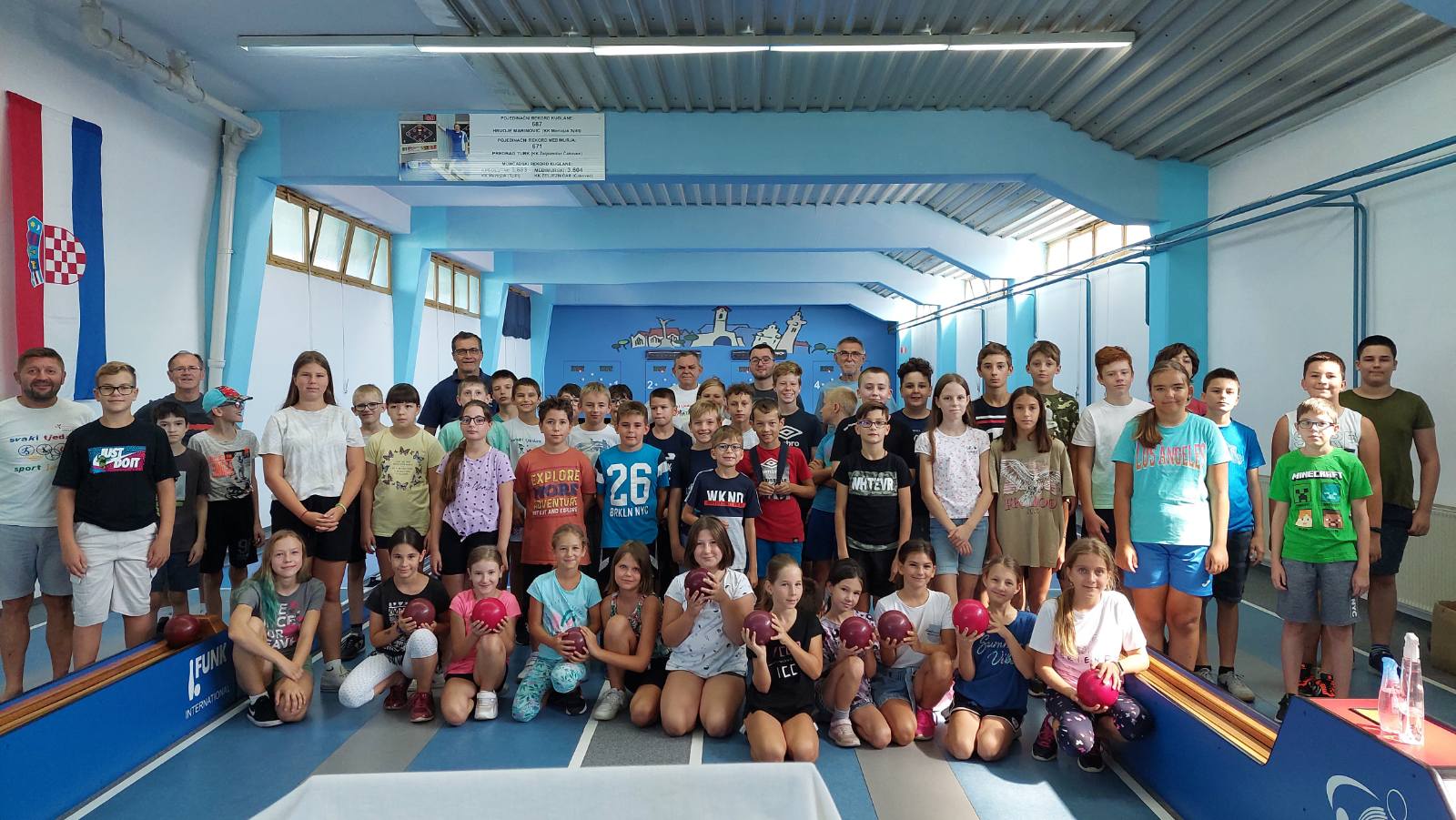 Veliki broj školaraca na kampovima iz kuglanja i rukometa