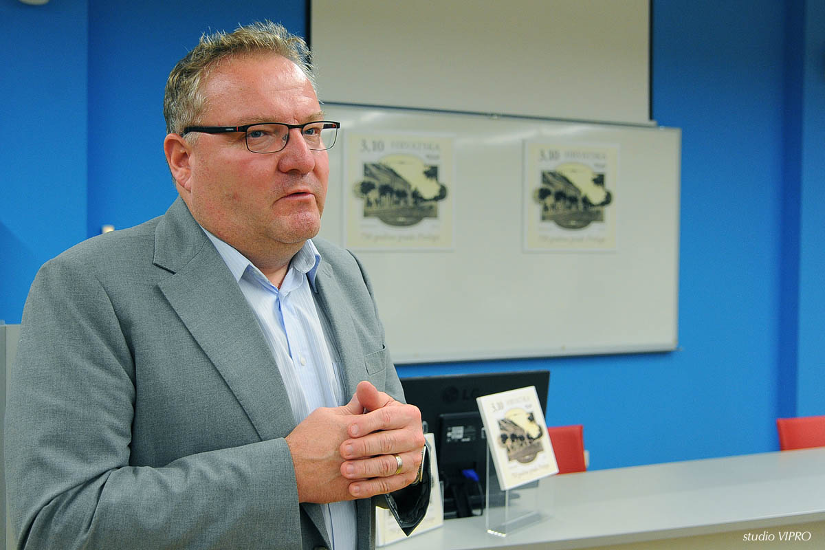 256110031dsc0018118474