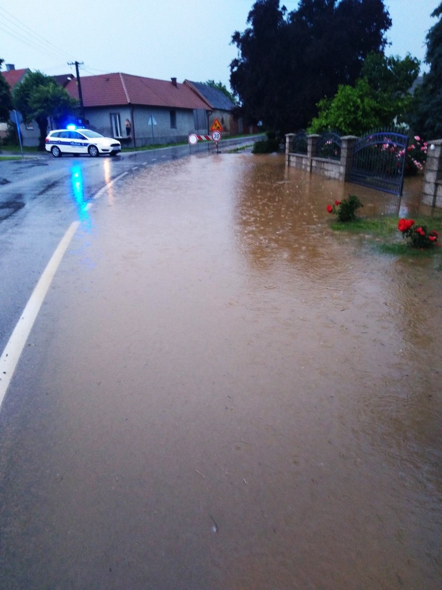 FOTO Posjetili smo mještane Macinca: ‘Ostali smo budni dugo u noći, i danas čistimo od jutra’
