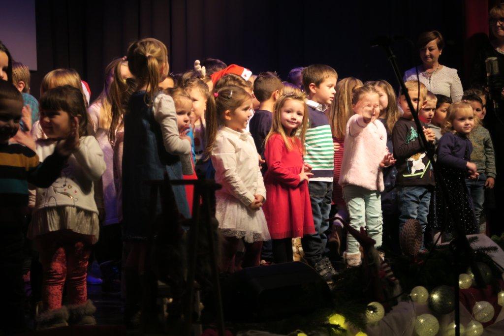 SV. NIKOLA U KOTORIBI Stotinjak mališana dočekalo omiljenog sveca