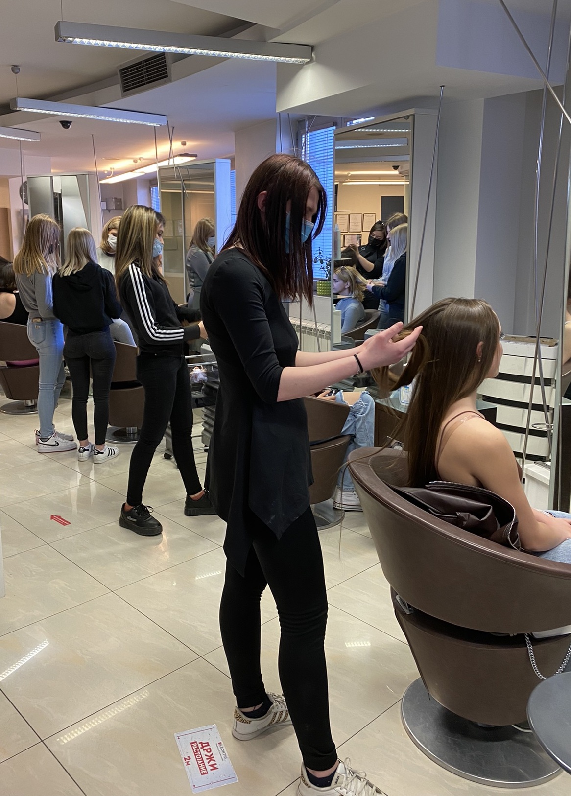 SJAJNO ISKUSTVO Pet učenica zanimanja frizer na praktičnoj nastavi u Makedoniji