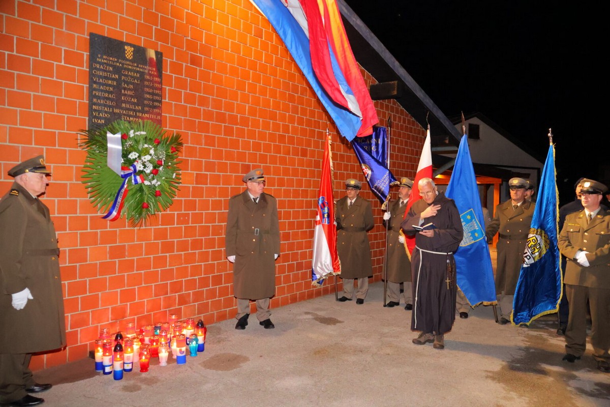 DAN SJEĆANJA Čakovec se i ove godine dostojanstveno prisjetio žrtava Vukovara i Škrabrnje te obljetnice pogibije Nikole VII. Zrinskog DAN SJEĆANJA Čakovec se i ove godine dostojanstveno prisjetio žrtava Vukovara i Škrabrnje te obljetnice pogibije Nikole VII. Zrinskog