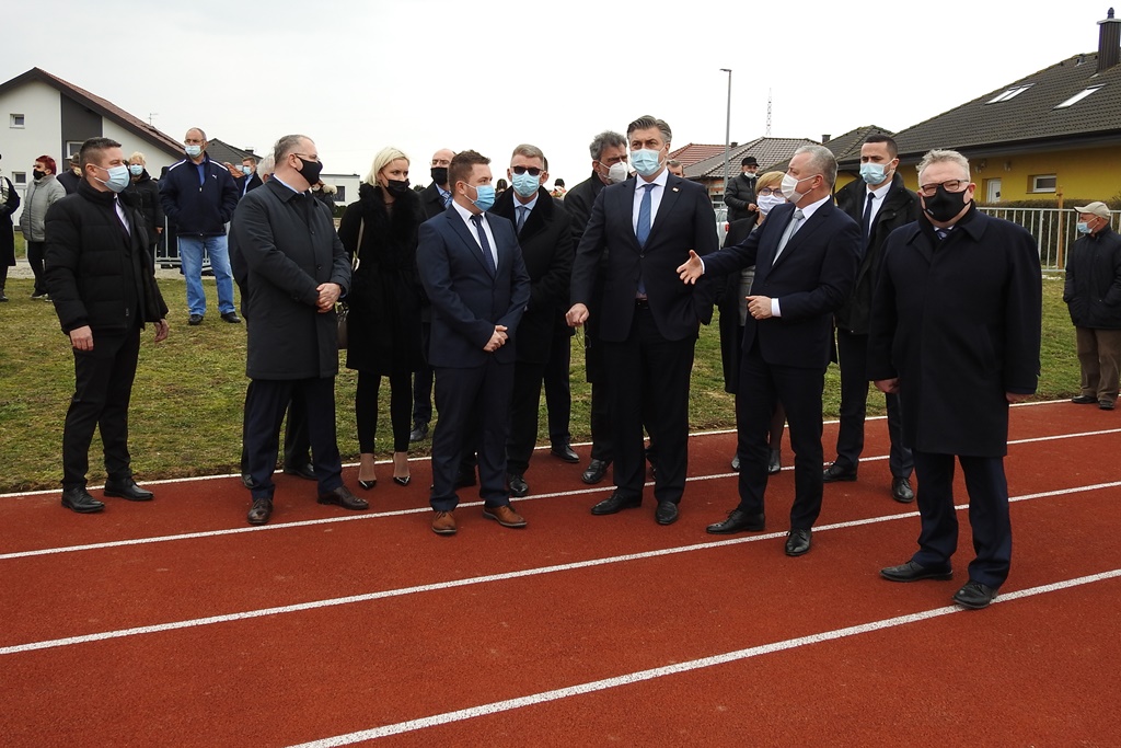 Premijer Plenković obišao školsko-sportska igrališta u Podturnu