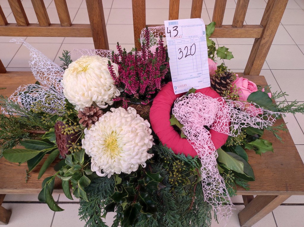 PRIGODNI ARANŽMANI Prodajna izložba aranžmana uoči Svih svetih u holu Gospodarske škole