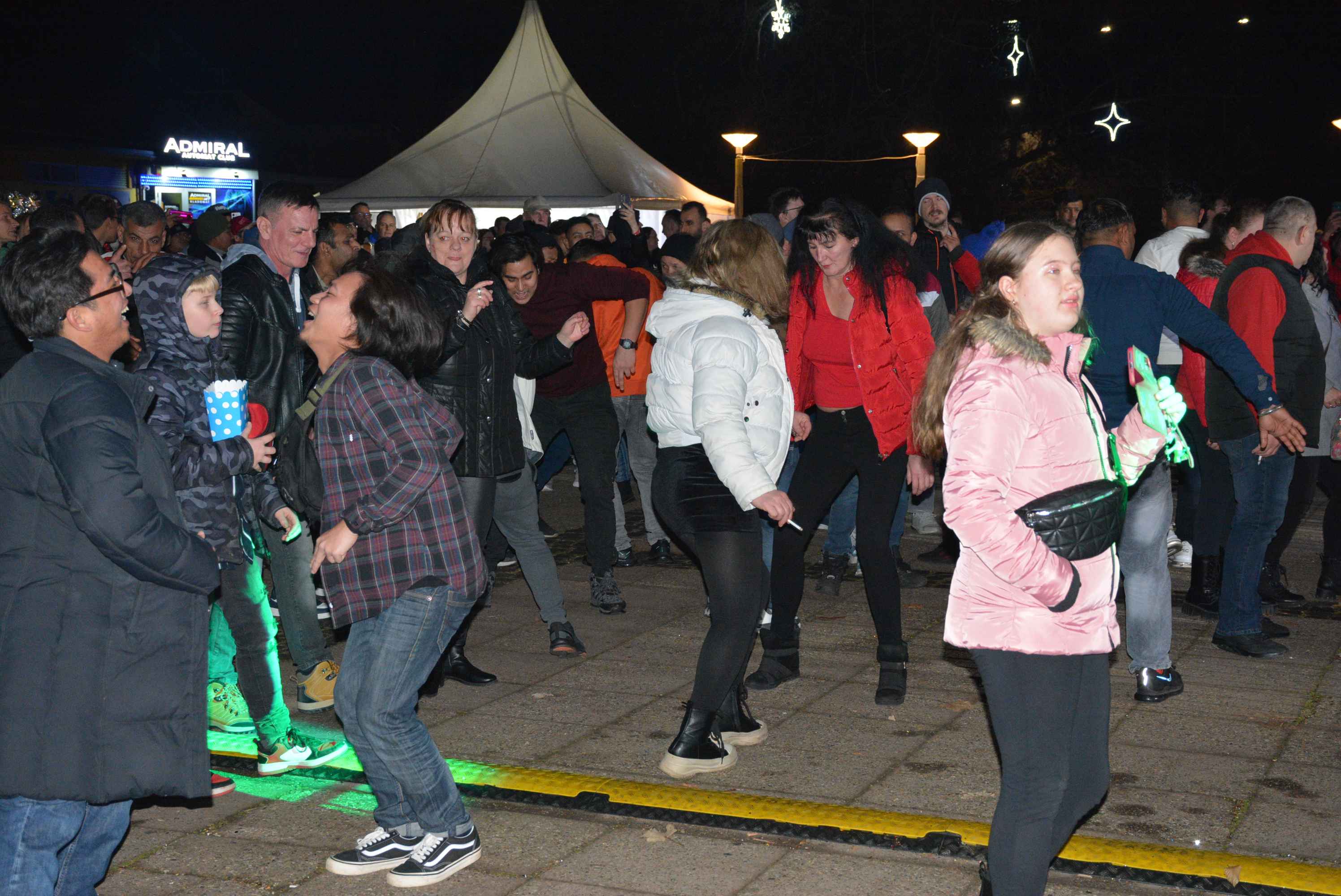 FOTO/VIDEO Čakovec veselo proslavio dolazak 2024. uz ritam ‘Noćne smjene’ i puni trg