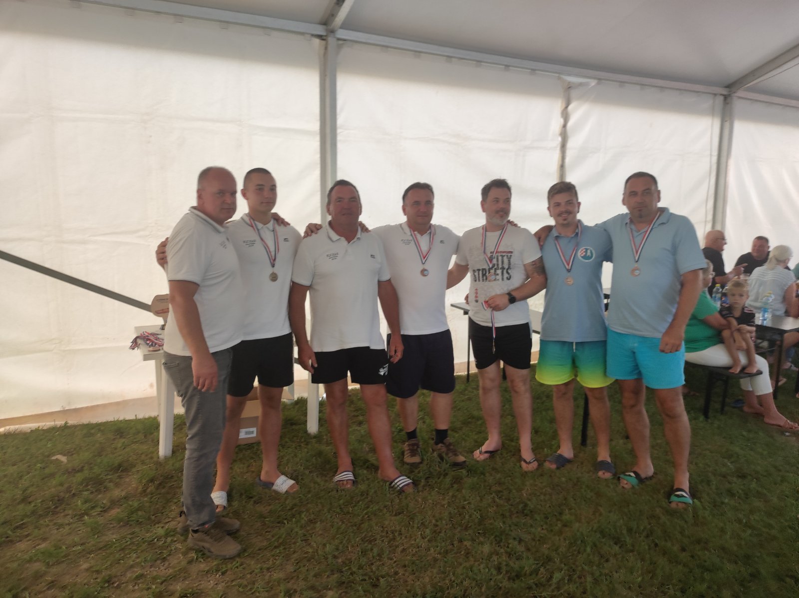 FOTO Pobjednici natjecanja u ekipnom veslanju dravskim čamcima su ekipe ‘Royal transport’ i ‘Fljojsarice’ FOTO Pobjednici natjecanja u ekipnom veslanju dravskim čamcima su ekipe ‘Royal transport’ i ‘Fljojsarice’