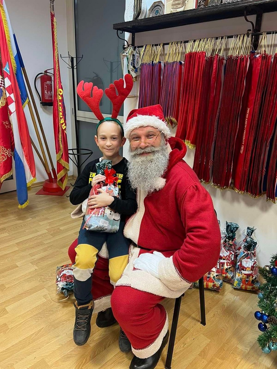 DVD STRAHONINEC Djecu posjetio Djed Božićnjak i podijelio im poklone