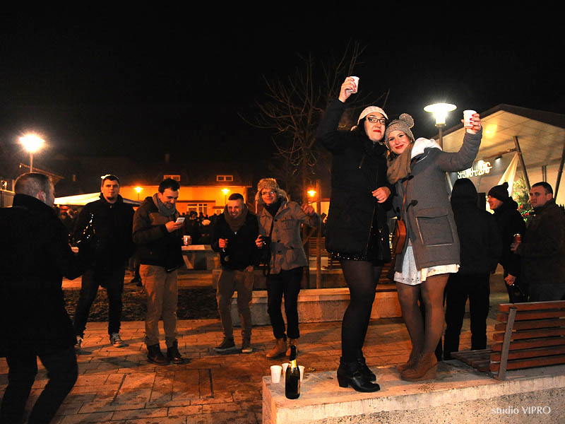 330114068dsc0603498374