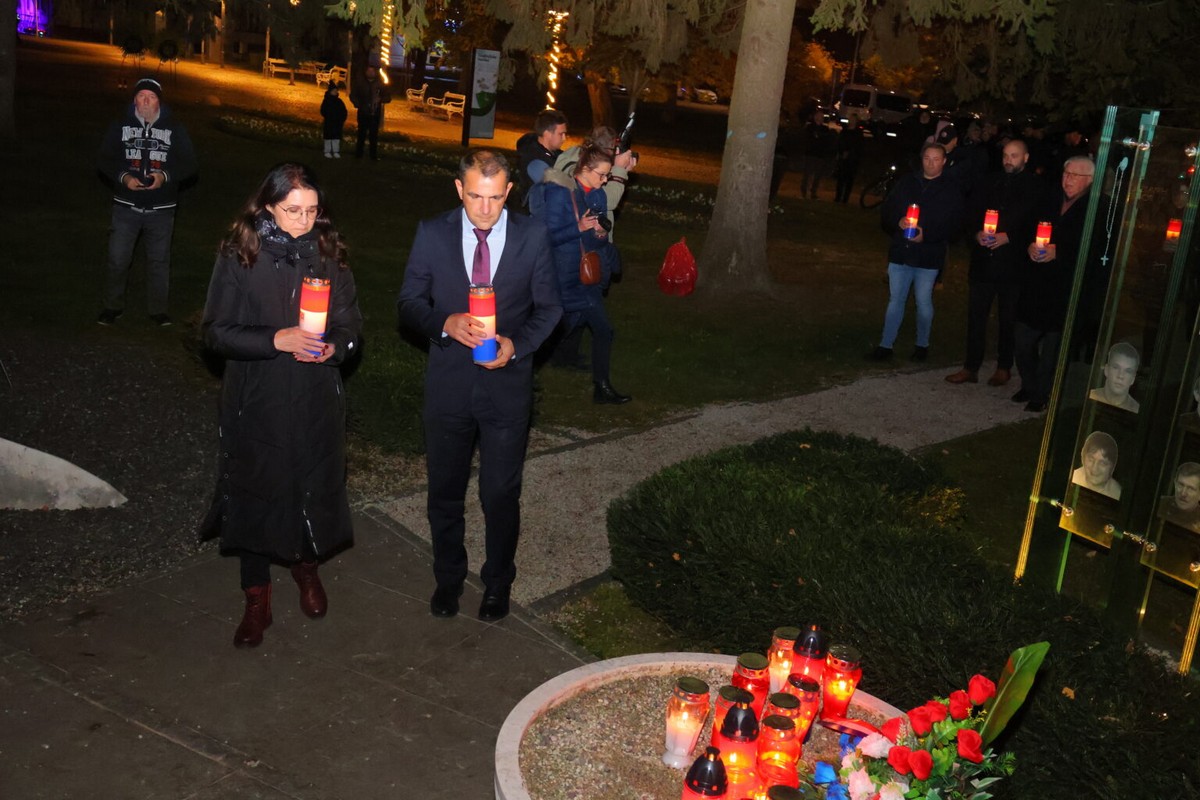 DAN SJEĆANJA Čakovec se i ove godine dostojanstveno prisjetio žrtava Vukovara i Škrabrnje te obljetnice pogibije Nikole VII. Zrinskog DAN SJEĆANJA Čakovec se i ove godine dostojanstveno prisjetio žrtava Vukovara i Škrabrnje te obljetnice pogibije Nikole VII. Zrinskog