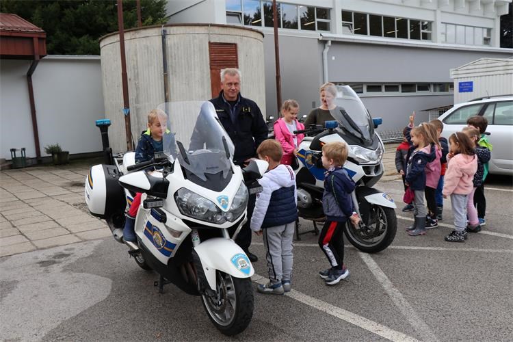 Mališani posjetili policiju