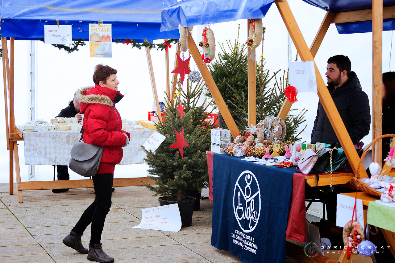 Raznovrsna ponuda na Božićnom sajmu ispod grijanog šatora u Prelogu