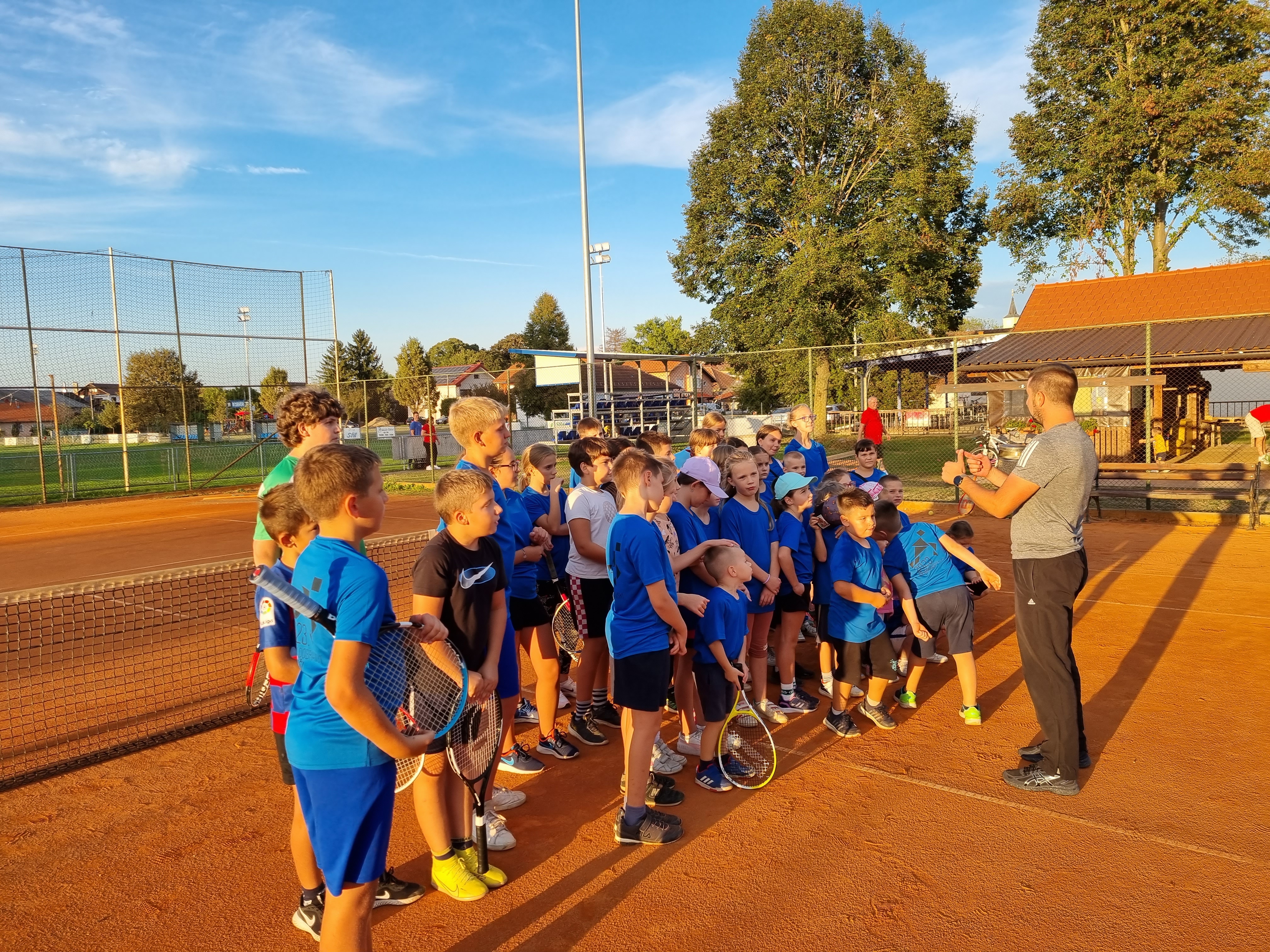 MLADI DOBRAVSKI SPORTAŠI Djeca učila igrati tenis