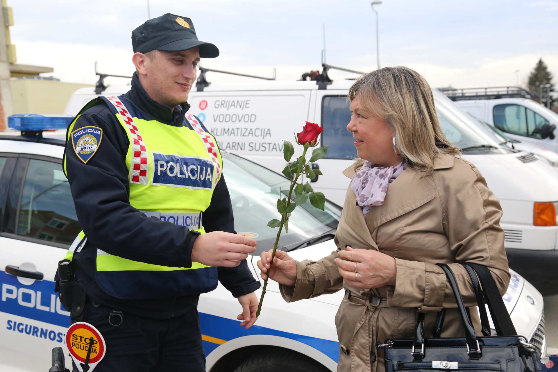 Međimurska policija cvijećem nagrađuje žene u prometu