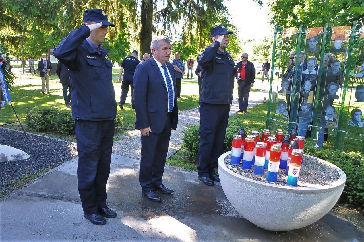 OBILJEŽEN DAN DRŽAVNOSTI Vijenci, svijeće i vječna hvala poginulim braniteljima