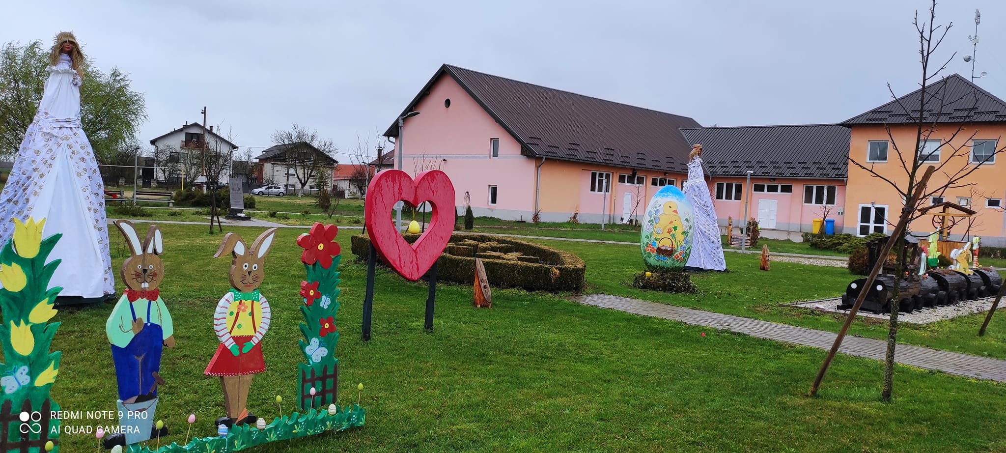 Park u Gardinovcu zasjao u uskrsnom ruhu: Stigle proljetne vile, zečići, jaja, pilići…