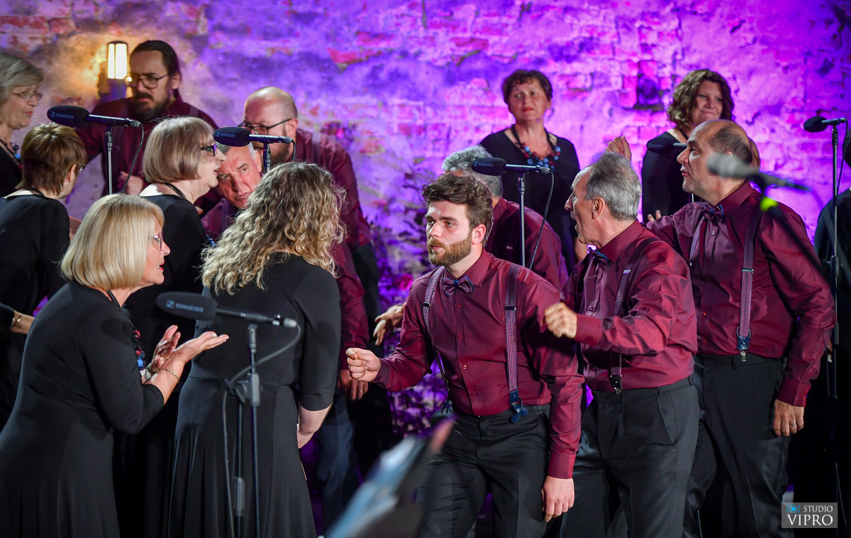FOTO Pjevački zbor”Slavenski” i gosti za publiku priredili jedinstven doživljaj u Kraljevu vrtu FOTO Pjevački zbor”Slavenski” i gosti za publiku priredili jedinstven doživljaj u Kraljevu vrtu