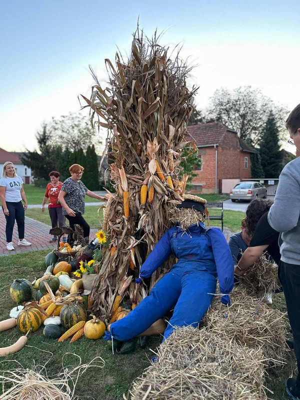 KRIŠTANOVEC Članice Udruge žena uredile mjesto i dale mu pravi jesenski štih