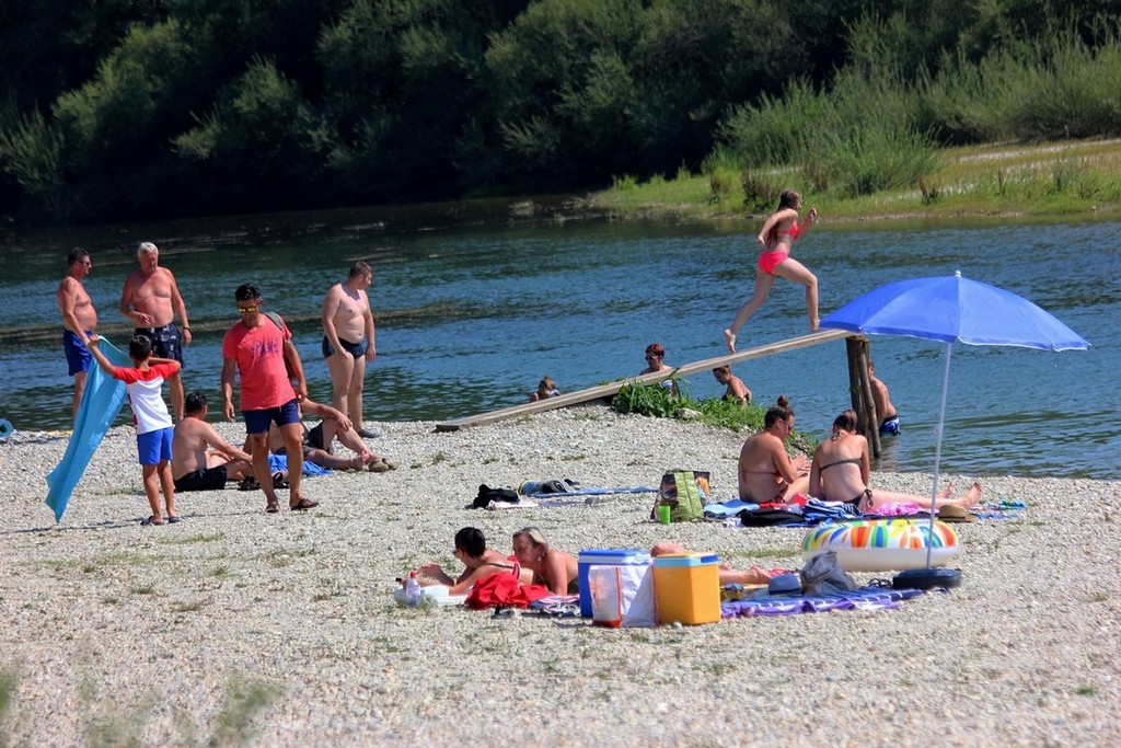 Međimurke i Međimurci spas od ljetnih vrućina potražili uz rijeku Dravu