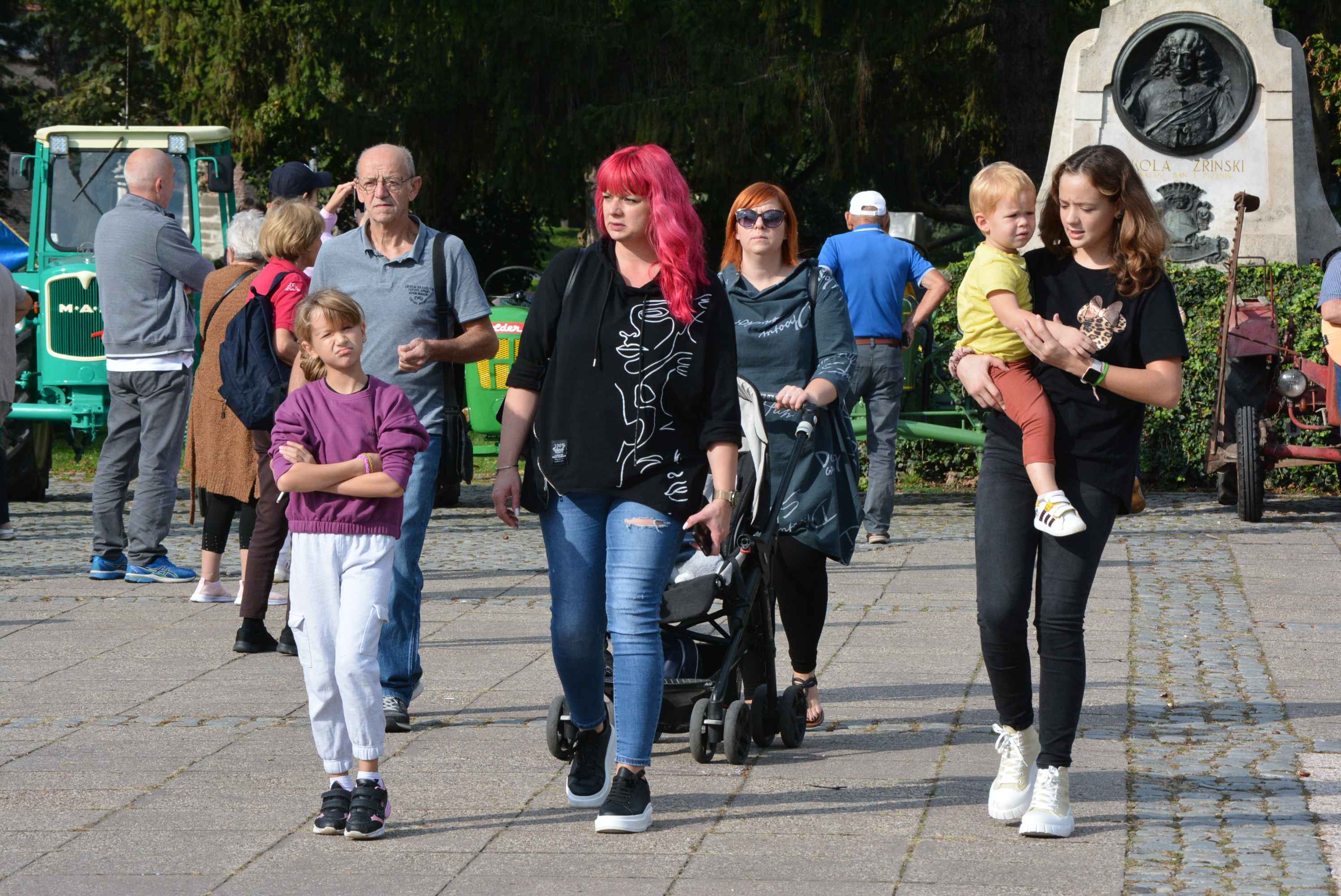 FOTO I VIDEO Putovanje kroz vremensku kapsulu na izložbi starih traktora i strojeva u sklopu manifestacije ‘Jesen u Čakovcu 2023.’