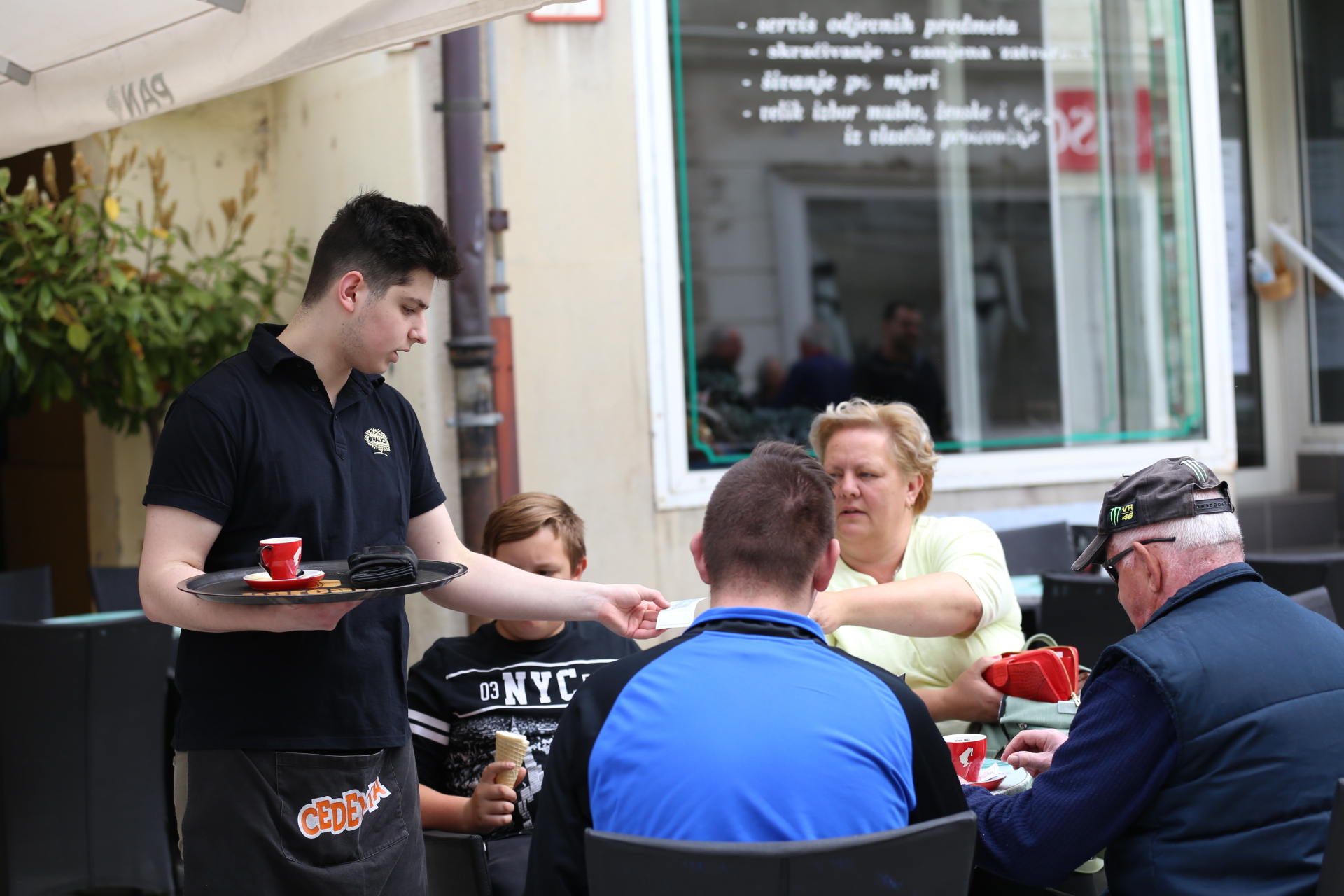 U Čakovcu ponovno otvoreni kafići – ispijanje kave u centru grada