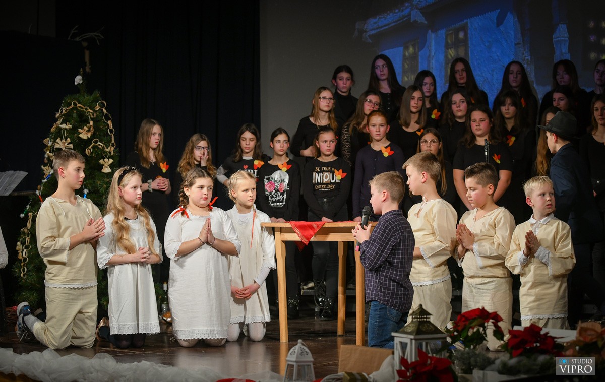FOTO Osnovna škola Prelog predivnom priredbom sugrađanima uljepšala adventsko vrijeme