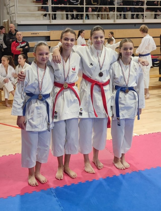 KC ŠENKOVEC Karatistice i karatisti na natjecanju u Đurđevcu pomeli konkurenciju i vratili se s puno osvojenih medalja!