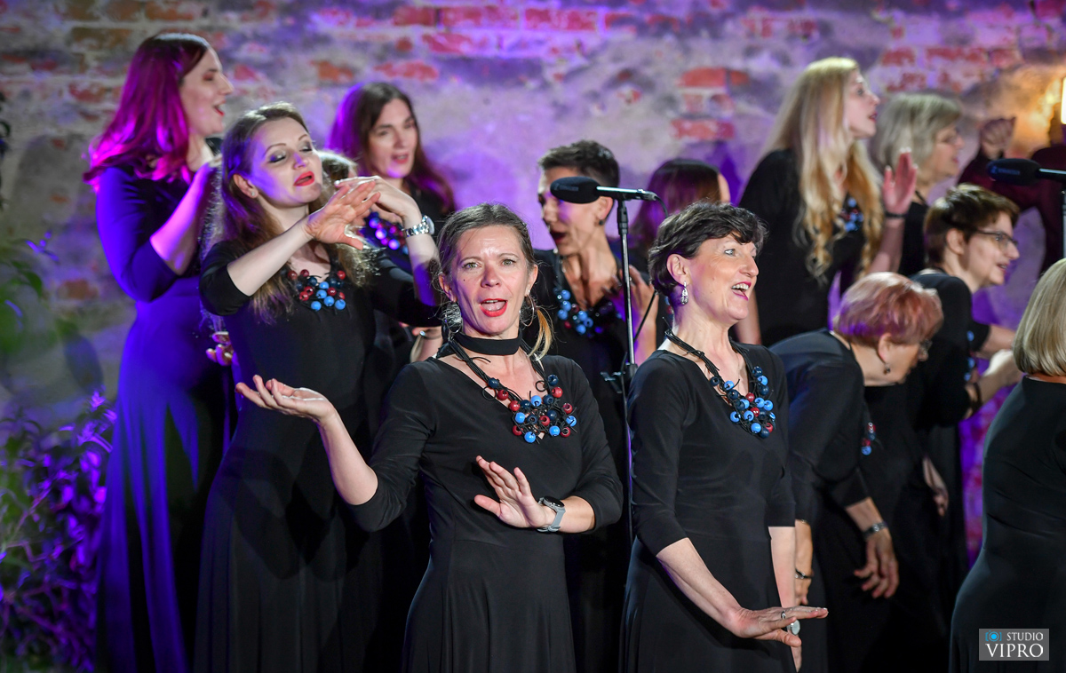 FOTO Pjevački zbor”Slavenski” i gosti za publiku priredili jedinstven doživljaj u Kraljevu vrtu FOTO Pjevački zbor”Slavenski” i gosti za publiku priredili jedinstven doživljaj u Kraljevu vrtu