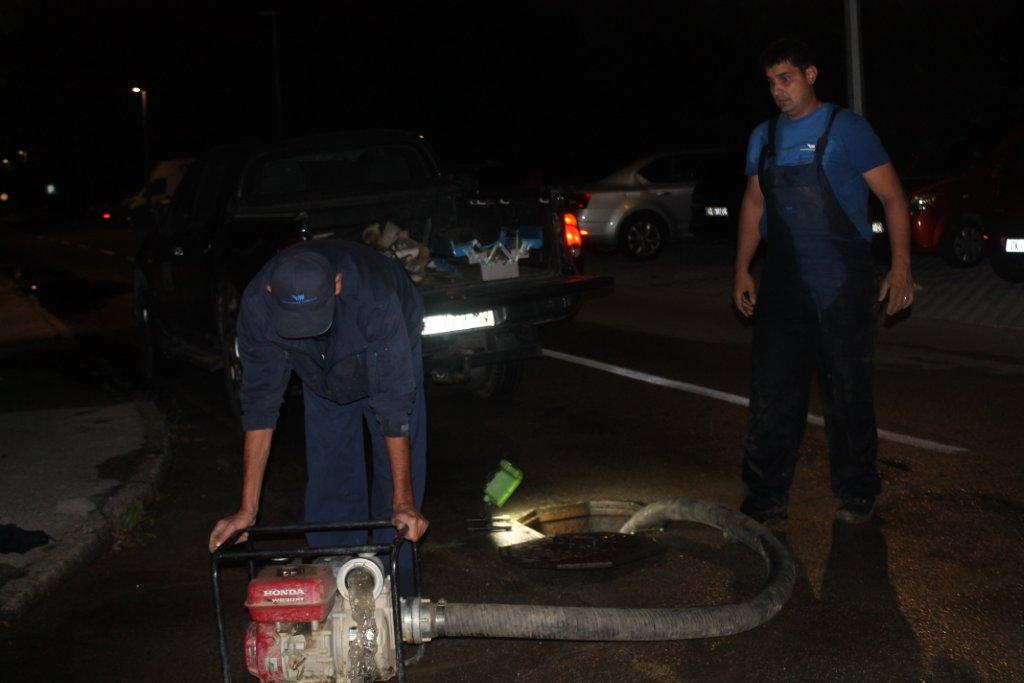 Neugodna noć za stanare jedne čakovečke ulice: Poplavljen dio ulice, parkirani automobili pod vodom Neugodna noć za stanare jedne čakovečke ulice: Poplavljen dio ulice, parkirani automobili pod vodom