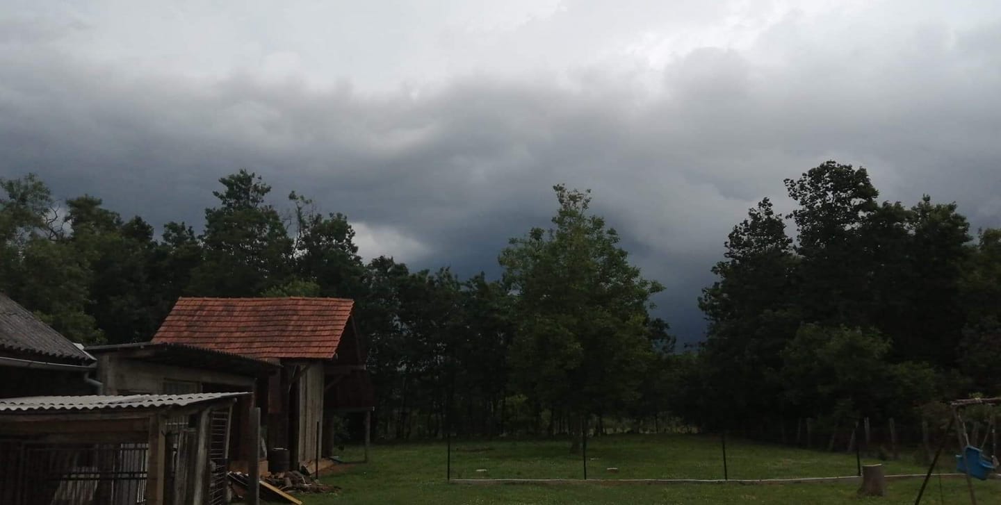 PROLOM OBLAKA Sve nas iznenadilo: U tren oka zamračilo se Međimurje, pada kiša, snažno grmi… PROLOM OBLAKA Sve nas iznenadilo: U tren oka zamračilo se Međimurje, pada kiša, snažno grmi…
