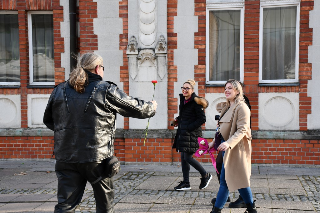 Free riders Pikač u centru Čakovca podjelom karanfila obradovali brojne žene
