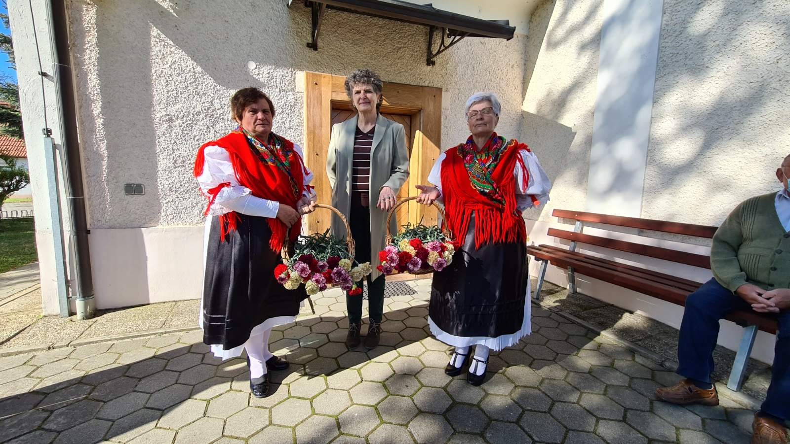 NA MAJČIN DAN Nakon svete mise, Grad Mursko Središće prigodno je darovao majke karanfilima